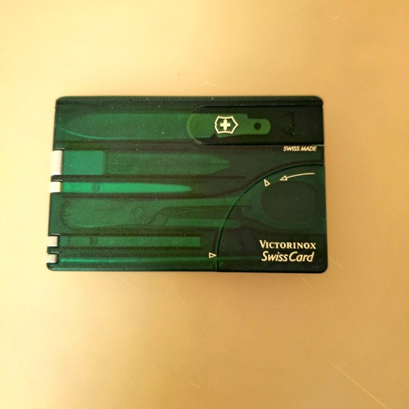 VICTORINOX SwissCard with six tools in translucent emerald - Picture 1 of 6